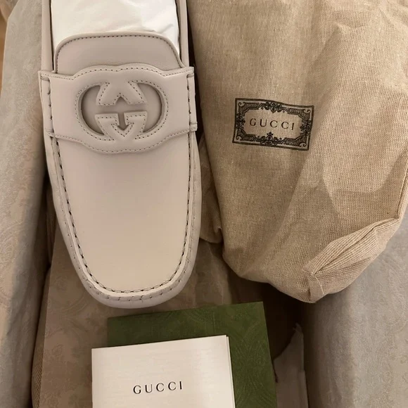 Brand new, never worn w/ receipt Gucci Cream Leather Loafers with Signature Logo Gucci Loafers type shoes | Women main image 4